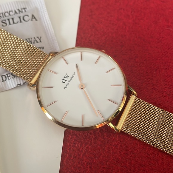 Authentic DW Gold Watch⏱⌚️⭐️ - Picture 10 of 16